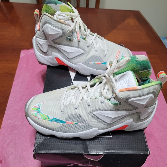 LeBrons Size 7y /8.5 womens - Picture 5 of 8